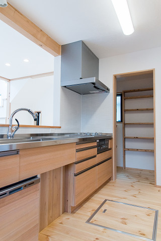 キッチンは既製品ではなく、天板はステンレスの加工工場で作り、本体を新潟の建具屋さんに作って貰った細部まで考えた「オリジナルキッチン」です。