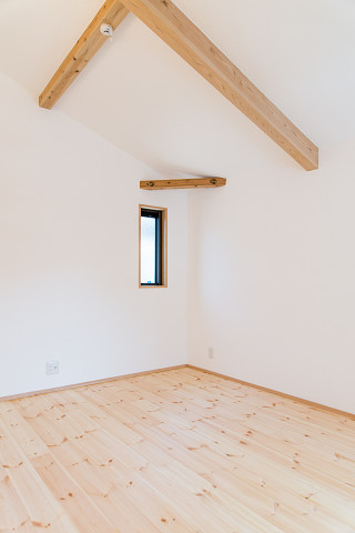 寝室は屋根にセルローズファイバーを充填して構造部材を表して空間を有効利用しています。