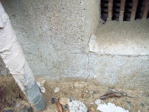 耐震診断にいくとよく見られる角のヒビ