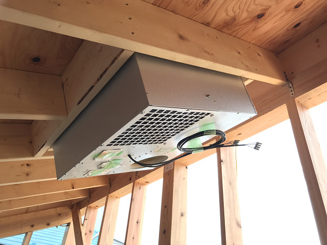 太陽の熱を建物に取り入れる「そよ風」設置イメージ