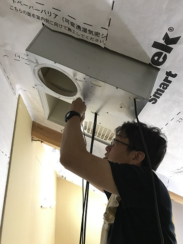 太陽の熱を建物に取り入れる「そよ風」設置イメージ