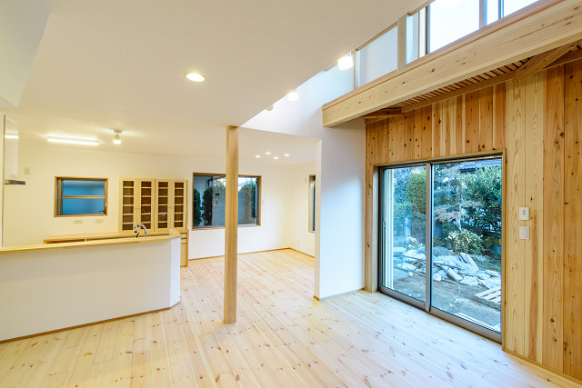 居間の南側の壁は埼玉県産材の杉材を張っています。