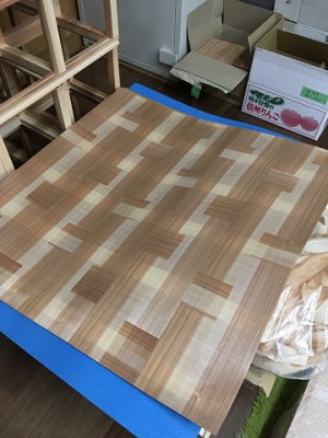 西川材をスライスして組み合わせて壁紙でしょうか？