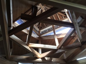 建物の越屋根が45度斜めになっています。