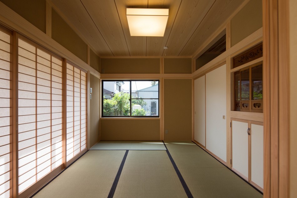 和室を居間側より見ています。 造作の仏壇や神棚（押入の天袋）を設置。