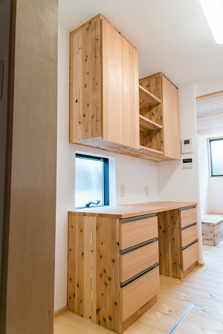 キッチンの裏側の食器棚 本体は杉の無垢ボードで作り正面の材料はキッチンと同じすぎ材で作っています。