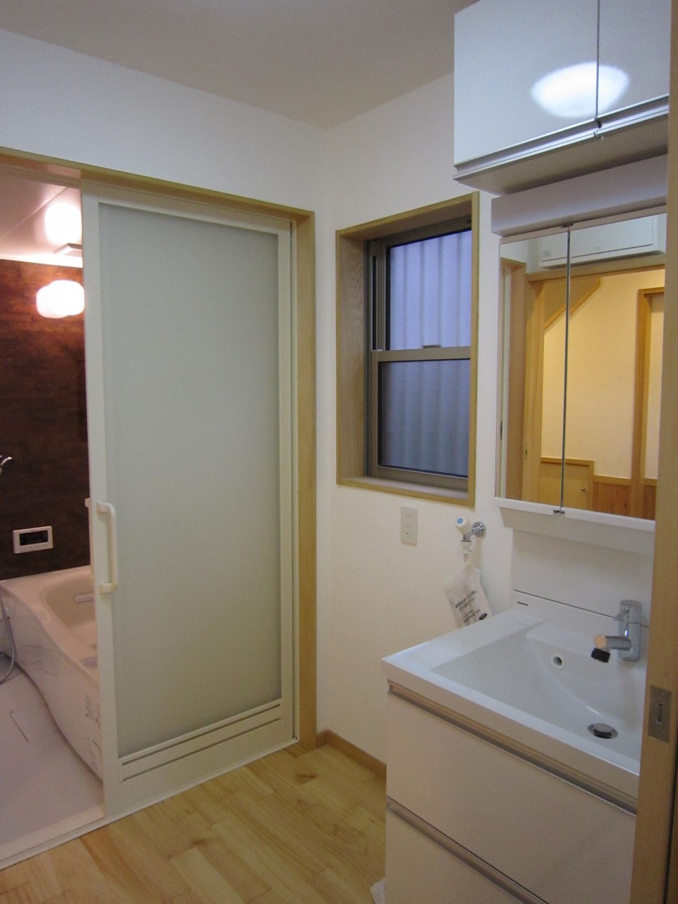 １階洗面浴室 洗面所が台所と廊下に引き戸を設置通過できます。