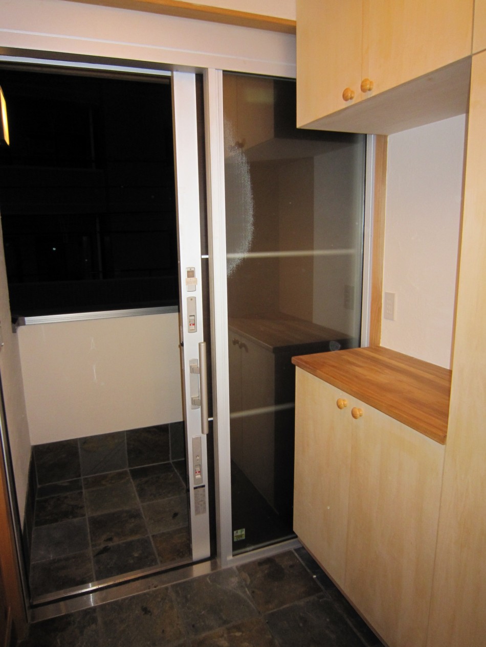 ２階玄関 引き戸の玄関扉なので広く使えます。 下駄箱は造作家具です。