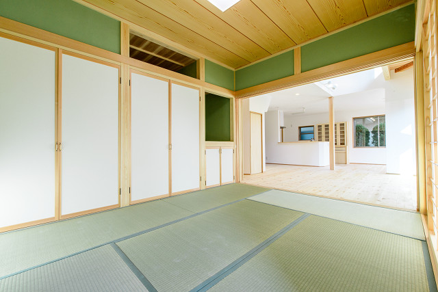 広縁から見た和室です。 仏壇置き場とその上には天袋の位置の神棚を置くスペースを取っています。