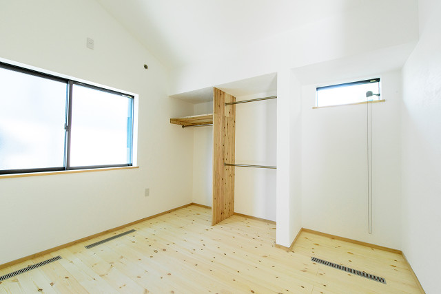 主寝室は勾配天井で空間を有効に使っています。 窓の前には床下の暖かい空気を入れるための吹き出し口を設置しています。