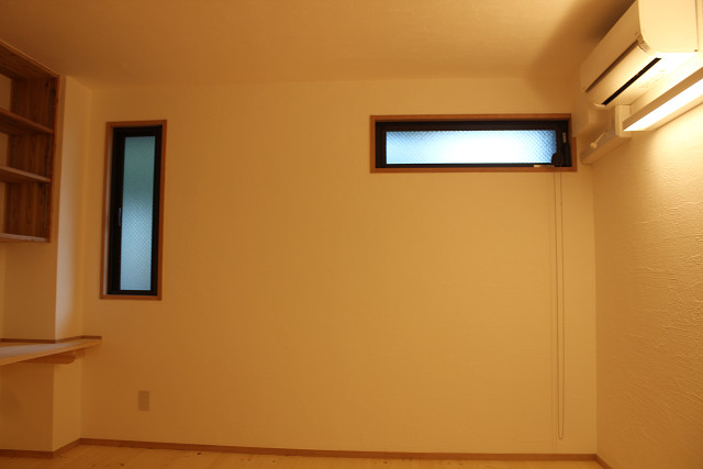 寝室の窓です。 以前は大きな窓が取り付けてありましたが寝室とのことで小さく気にならない位置に取り付けました。