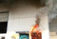 発泡ウレタンの実験中の黒煙