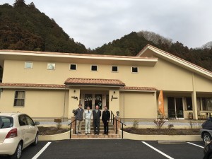 西川材の山を持っている方がカフェをしておりコーヒーを頂きました。