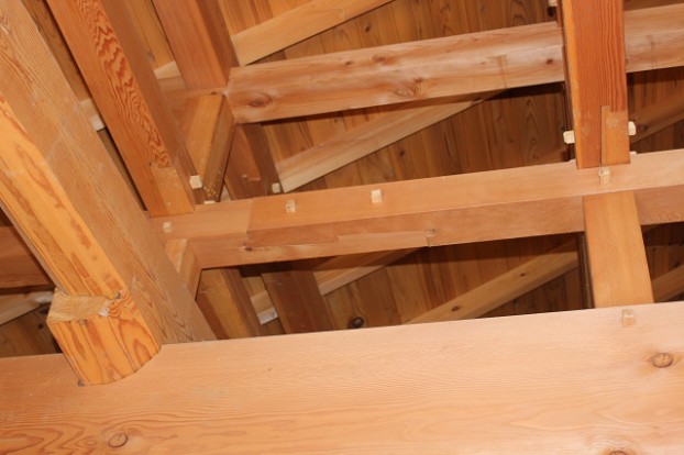 継ぎ手仕口は大工の刻みで加工して、込み栓でつないでいます。