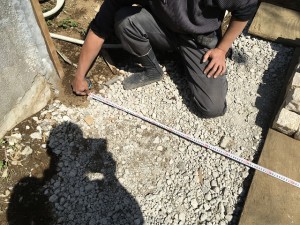 門扉の位置を決めています。