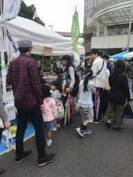 通路にはお客様がいっぱいです。