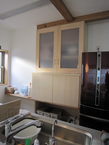 最近の台所 正面の扉は左右に開閉その扉を後方に格納できるのでフルオープンでレンジが使用できます。