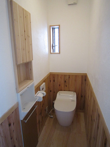 ２階トイレ 手洗いと壁厚利用のトイレットペーパー収納