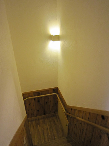 １階から２階の途中に車庫天井の収納の入り口があります。