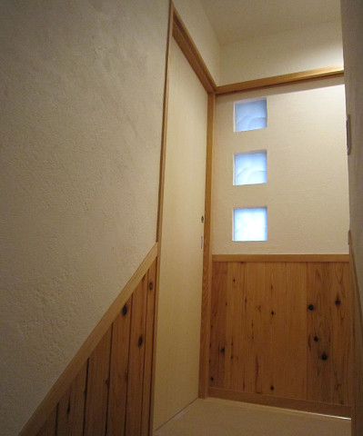 ２階の階段踊 子供世帯の玄関ごしに明かりを取り入れてるガラスブロックです。 扉を開けると子供世帯の玄関 右側に進むと親世帯の寝室