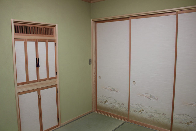 １階和室 入り口と仏壇です。