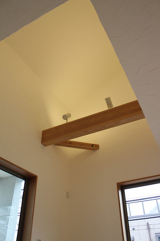 ２階主寝室フロアー部分の天井 梁に照明を取り付けています。