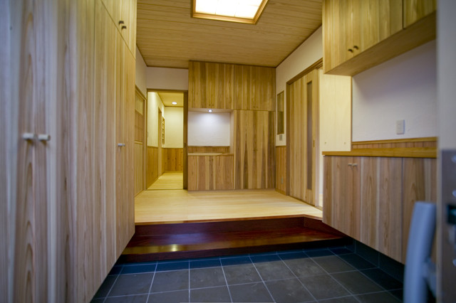 玄関だけで６帖の広さです。 下駄箱、飾り棚の板は秋田杉です。 式台を設け上がりやすくしています。
